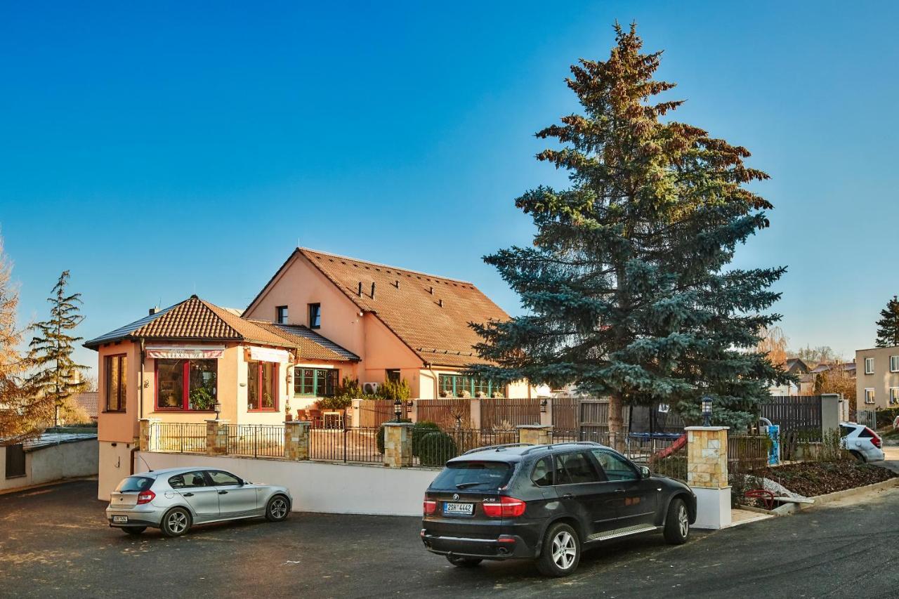 Penzion Al Capone Mnisek Mníšek pod Brdy Exterior foto